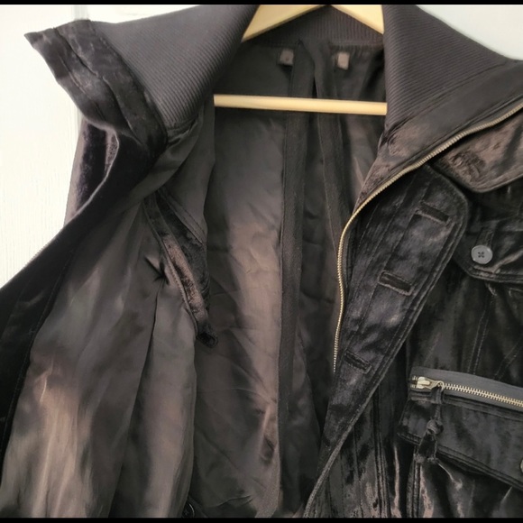 Super soft velvet jacket with versatile zippers. - Picture 4 of 11